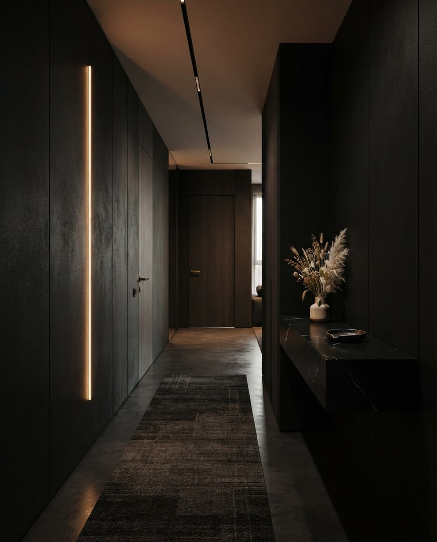 Couloir d'appartement sombre avec une ligne de lumière dorée